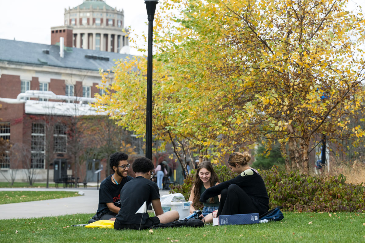學生在University of Rochester校園草地談話