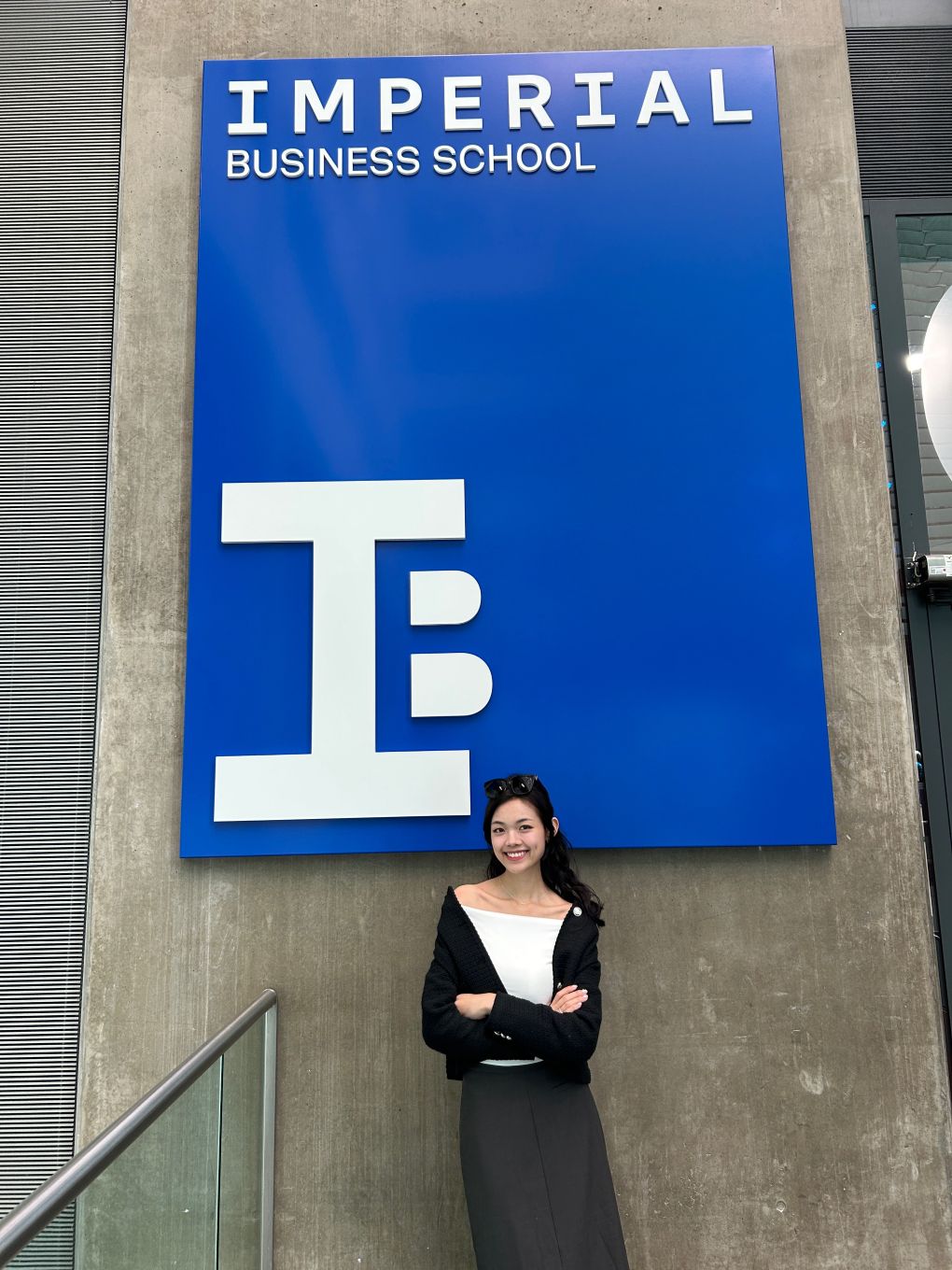Jasmine與Imperial Business School招牌合影