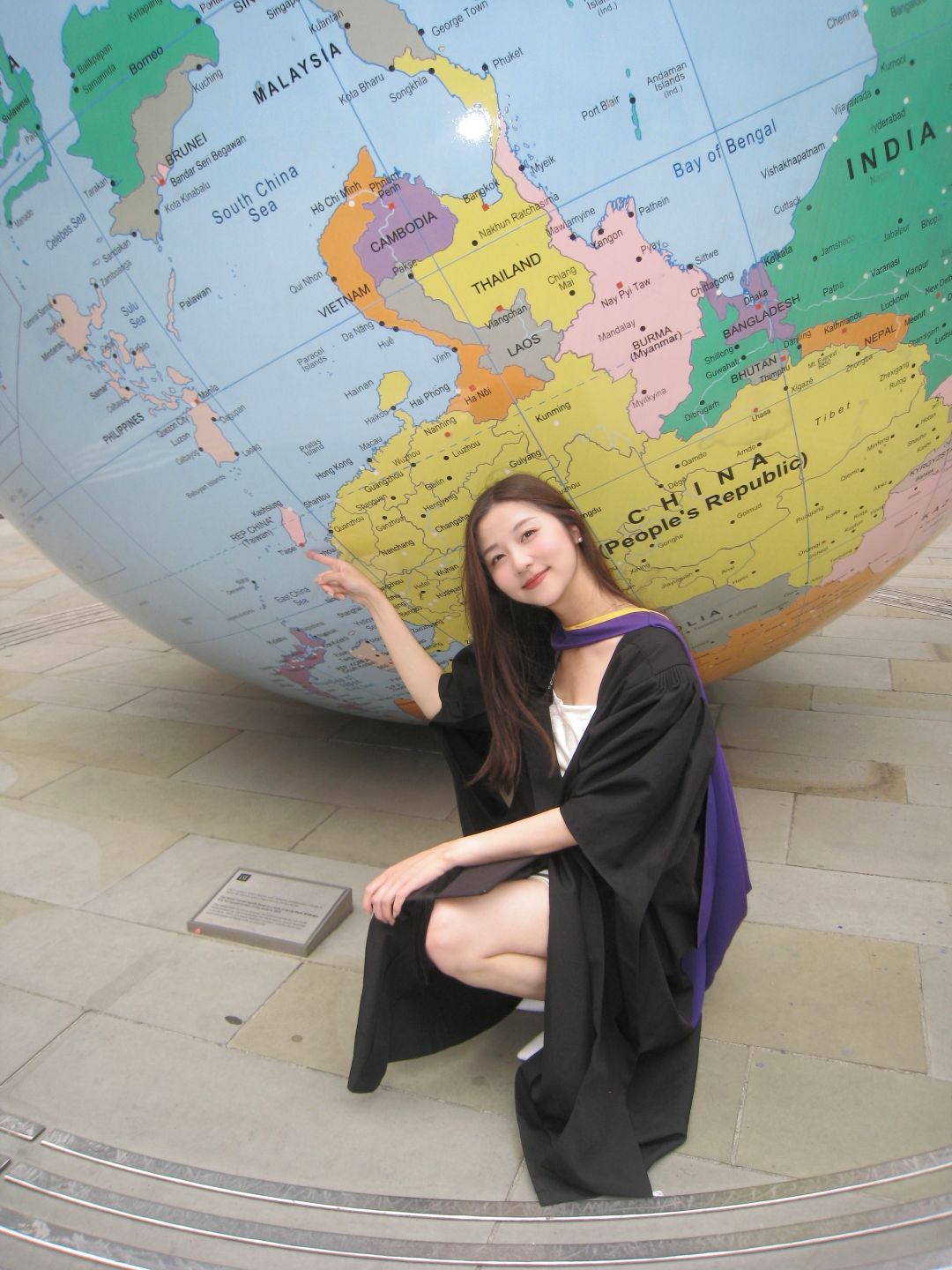 Rebecca與LSE校內的「反轉地球」(The World Turned Upside Down)裝置藝術合照