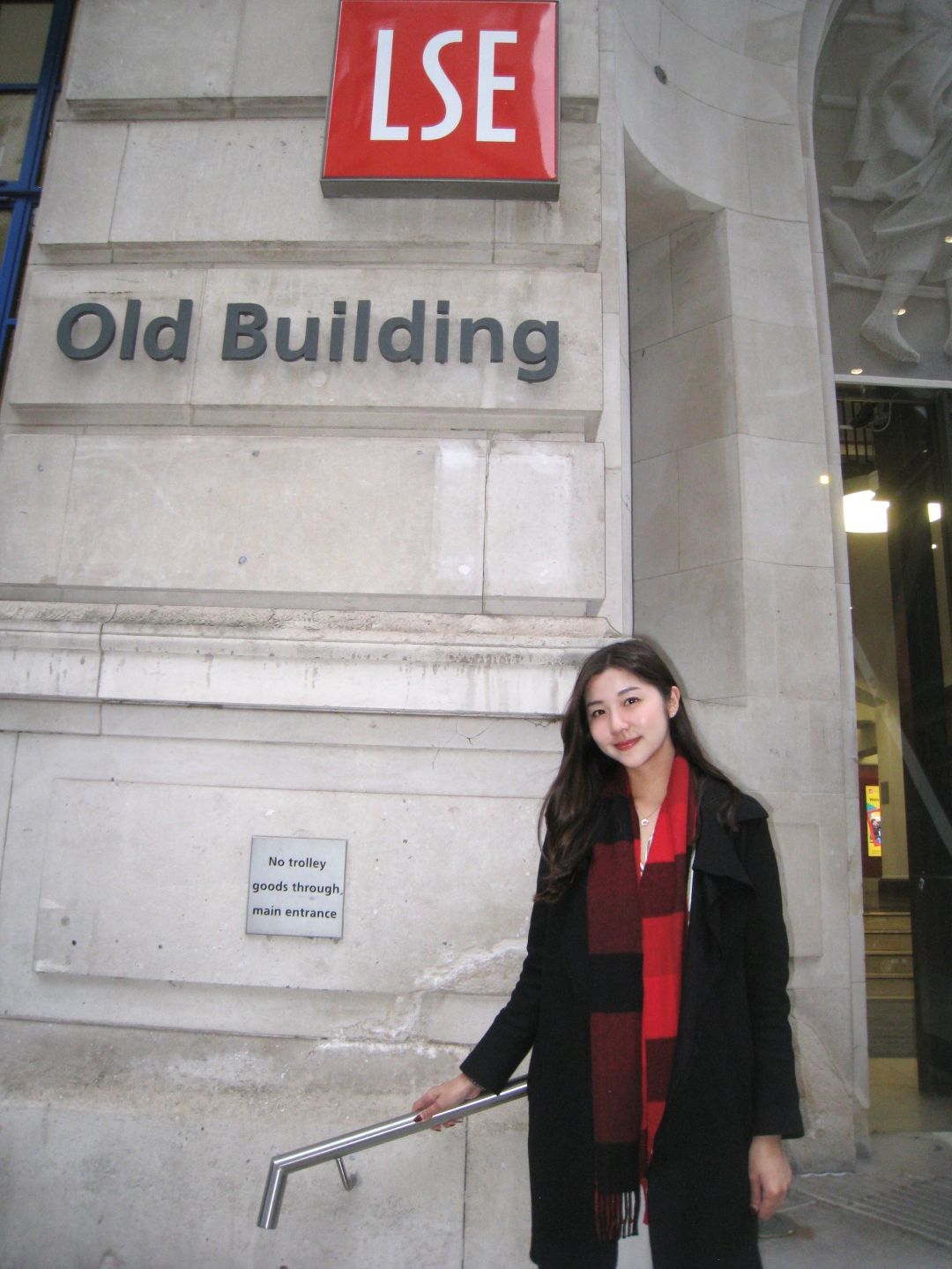 EDU壹教育學員Rebecca於LSE Old Building入口